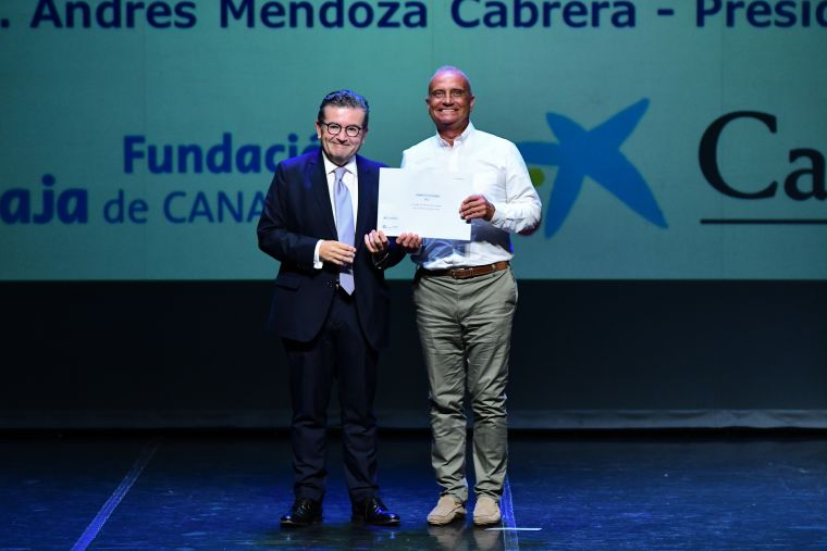 Entrega Convenio entre Fundación La Caja de Canarias – CaixaBank y la entidad